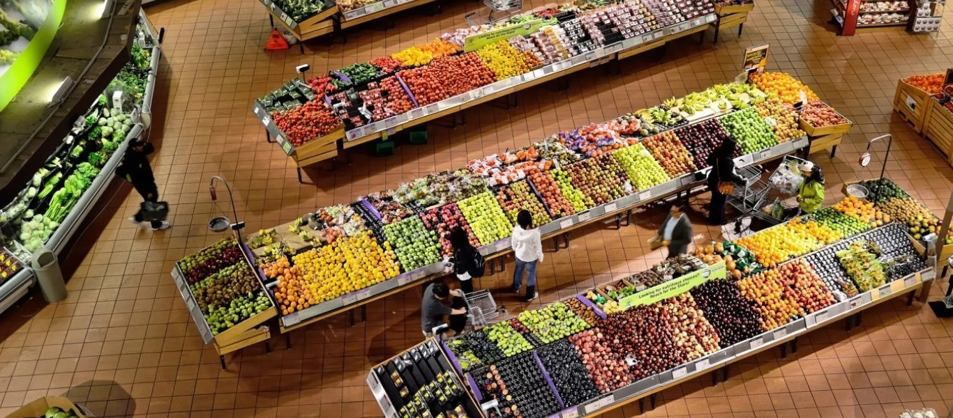 Μόσχα: Γυμνός άντρας μπήκε τρέχοντας σε σούπερ μάρκετ και άρχισε να χορεύει πάνω στους πάγκους με τα φρούτα (βίντεο)